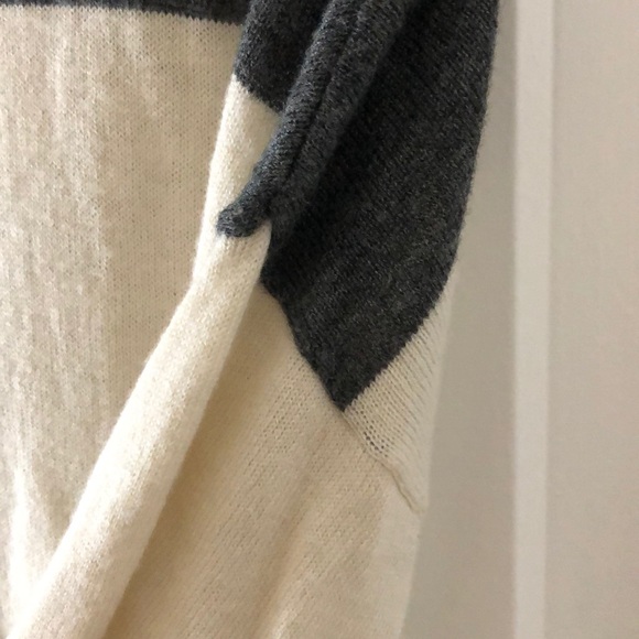 Joie Sweater White/Gray Stripes - XS - EUC - Picture 11 of 13